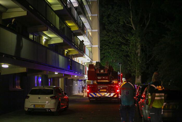 Flatwoning onbewoonbaar door grote uitslaande brand
