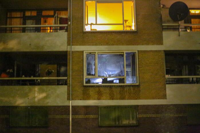 Flatwoning onbewoonbaar door grote uitslaande brand