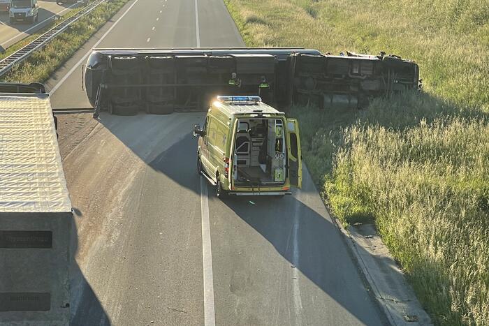 Vrachtwagen op zijn kant snelweg dicht