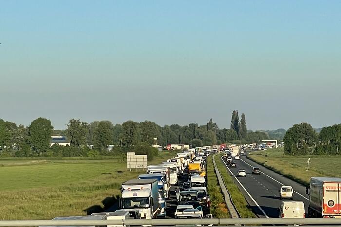 Vrachtwagen op zijn kant snelweg dicht