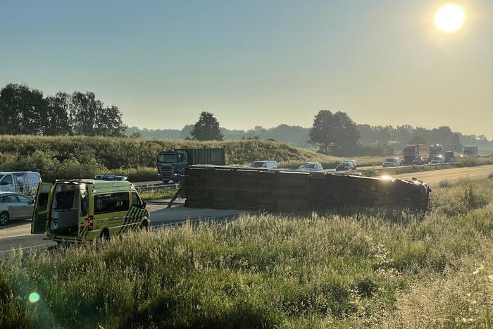 Vrachtwagen op zijn kant snelweg dicht