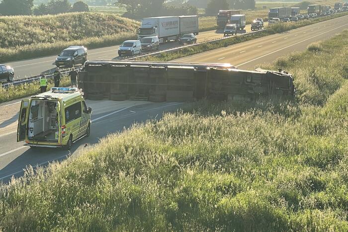Vrachtwagen op zijn kant snelweg dicht
