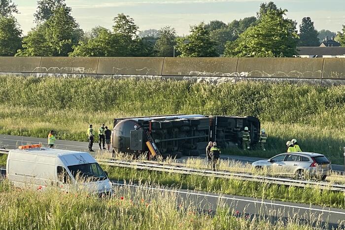 Vrachtwagen op zijn kant snelweg dicht