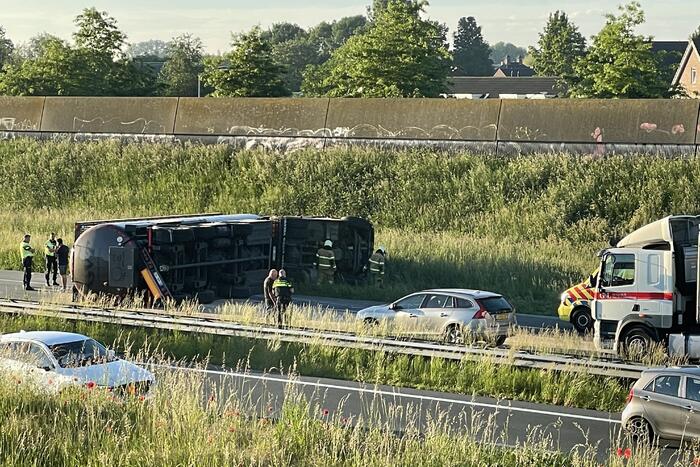 Vrachtwagen op zijn kant snelweg dicht