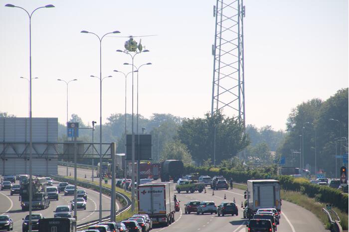 A28 deels dicht na ongeluk, traumahelikopter landt op snelweg