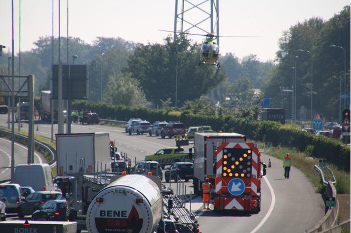 A28 deels dicht na ongeluk, traumahelikopter landt op snelweg