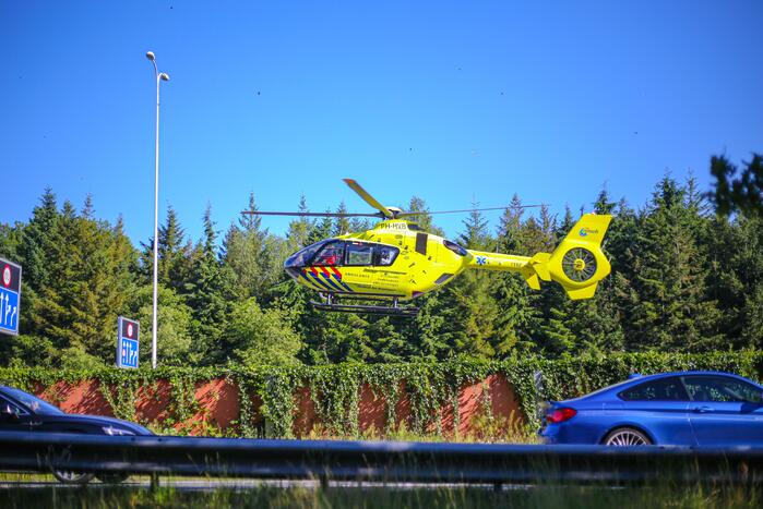 A28 deels dicht na ongeluk, traumahelikopter landt op snelweg