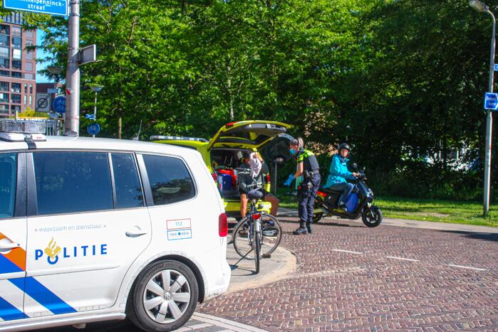 Man op fiets gewond bij verkeersongeval