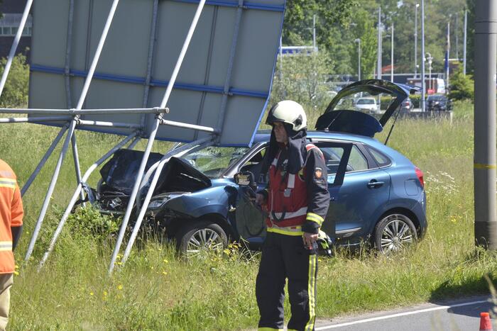 Automobilist knalt op verkeersbord