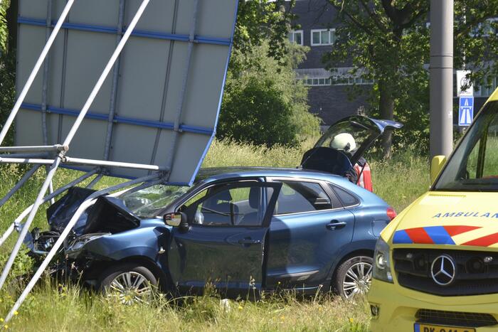 Automobilist knalt op verkeersbord