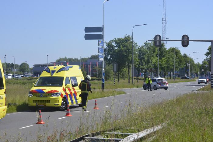 Automobilist knalt op verkeersbord