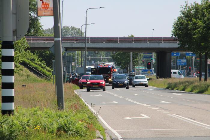 Automobilist knalt op verkeersbord