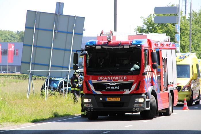 Automobilist knalt op verkeersbord
