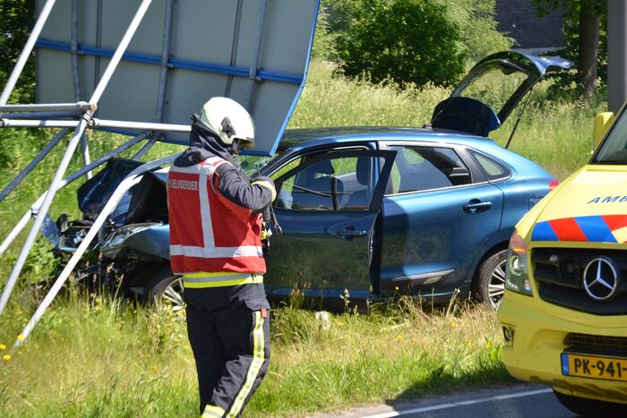 Automobilist knalt op verkeersbord