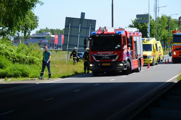 Automobilist knalt op verkeersbord