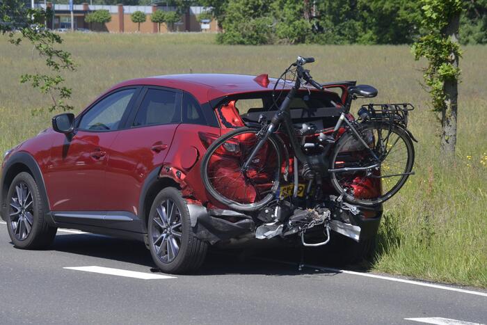 Automobilist knalt op verkeersbord
