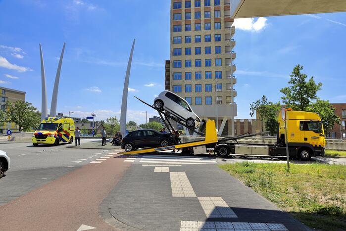 Twee auto's botsen op kruising