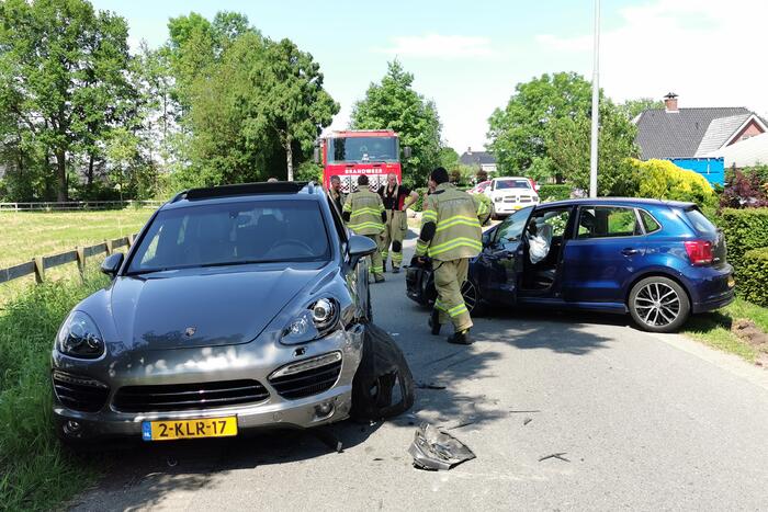 Gewonde bij botsing tussen twee auto's