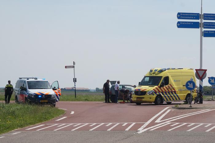 Snorfietser botst met auto