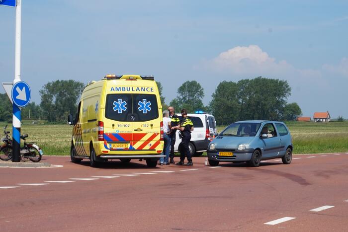 Snorfietser botst met auto