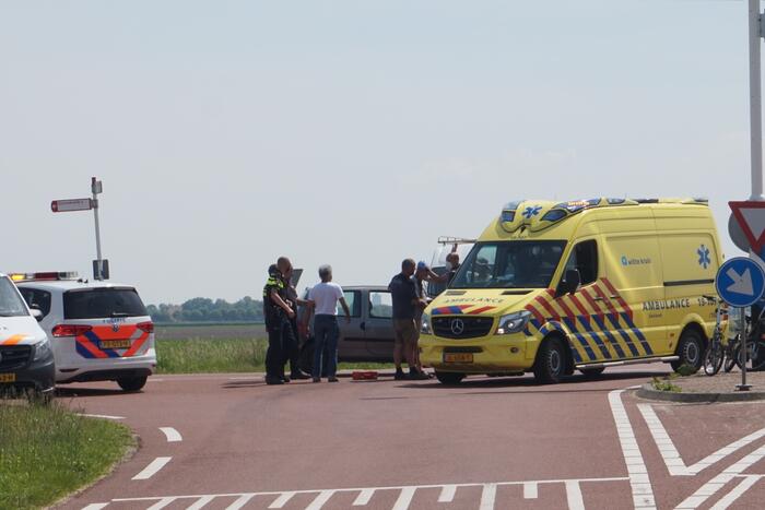 Snorfietser botst met auto