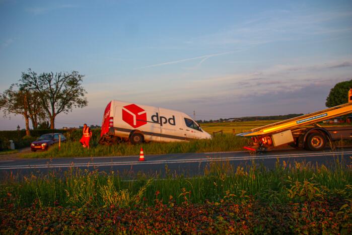 Bestelbus belandt in sloot bij uitwijkmanoeuvre
