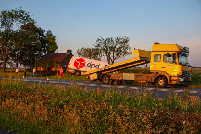 Bestelbus belandt in sloot bij uitwijkmanoeuvre