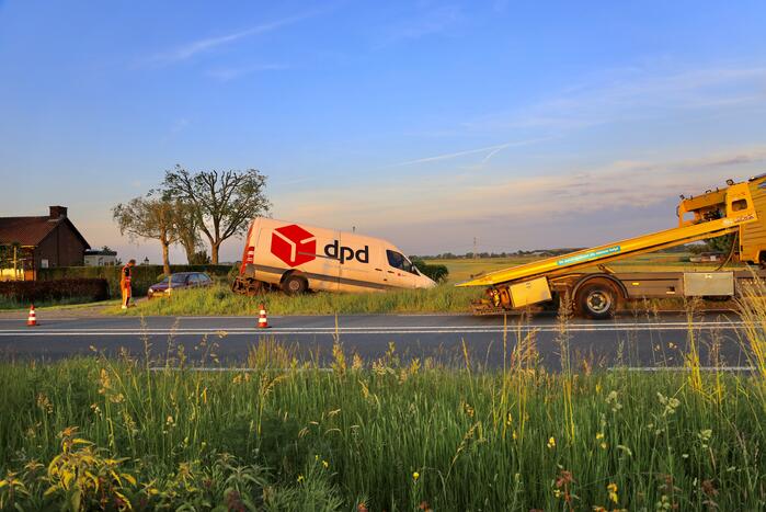 Bestelbus belandt in sloot bij uitwijkmanoeuvre