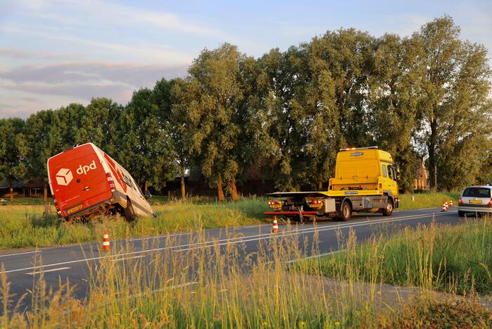 Bestelbus belandt in sloot bij uitwijkmanoeuvre