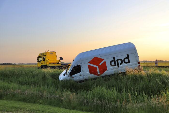 Bestelbus belandt in sloot bij uitwijkmanoeuvre