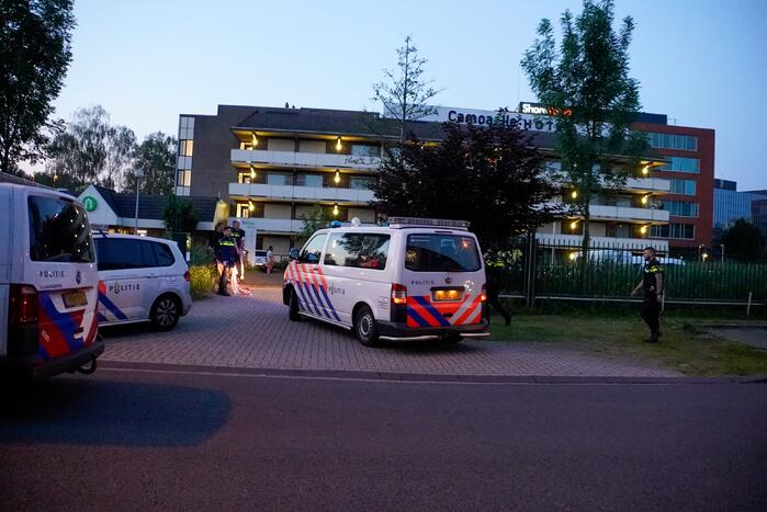 Zwaargewonde mannen in hotelkamer aangetroffen