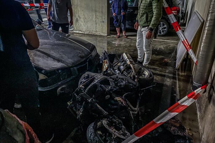 Motor brandt uit in parkeergarage
