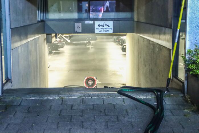 Motor brandt uit in parkeergarage