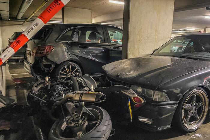 Motor brandt uit in parkeergarage