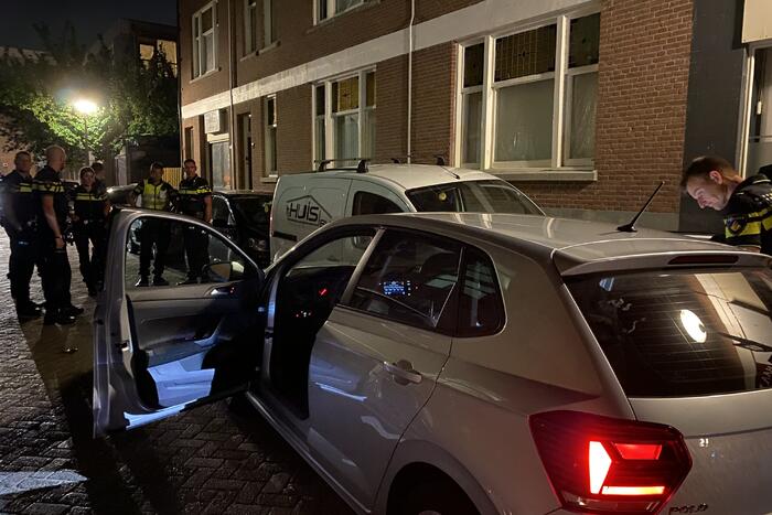 Twee aanhoudingen na achtervolging personenauto met schade