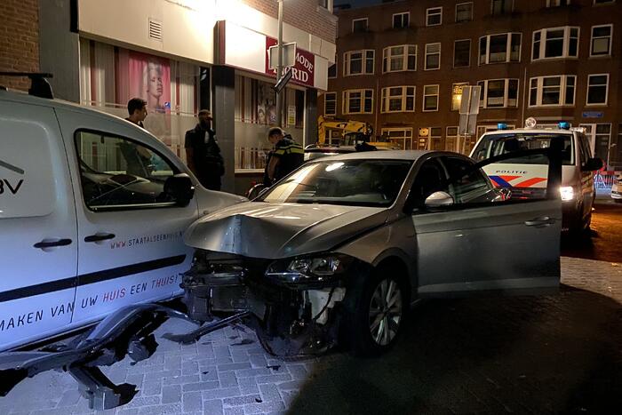 Twee aanhoudingen na achtervolging personenauto met schade