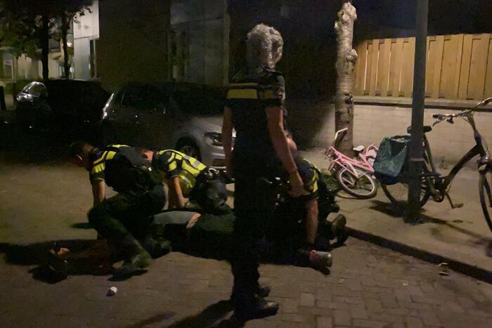 Twee aanhoudingen na achtervolging personenauto met schade