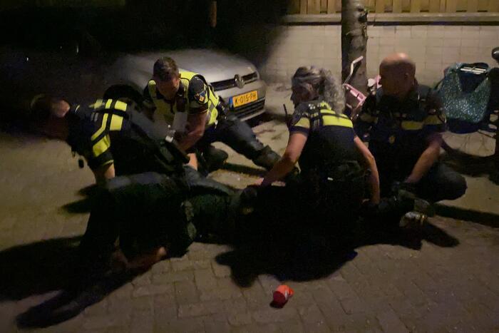 Twee aanhoudingen na achtervolging personenauto met schade