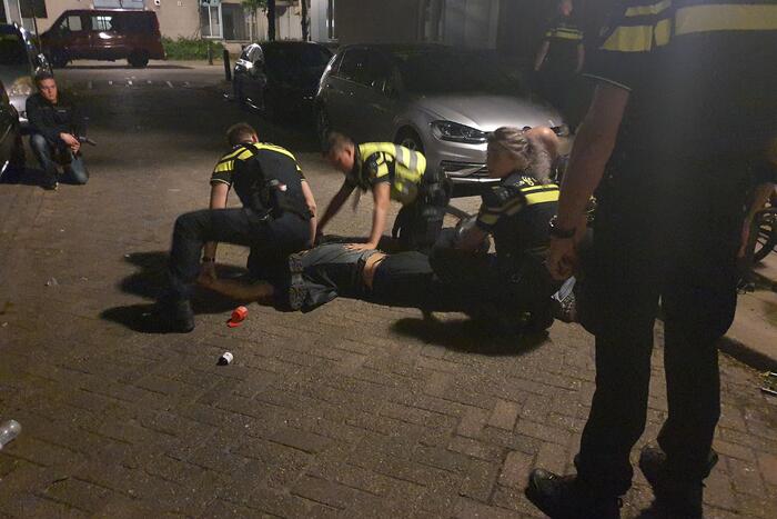 Twee aanhoudingen na achtervolging personenauto met schade