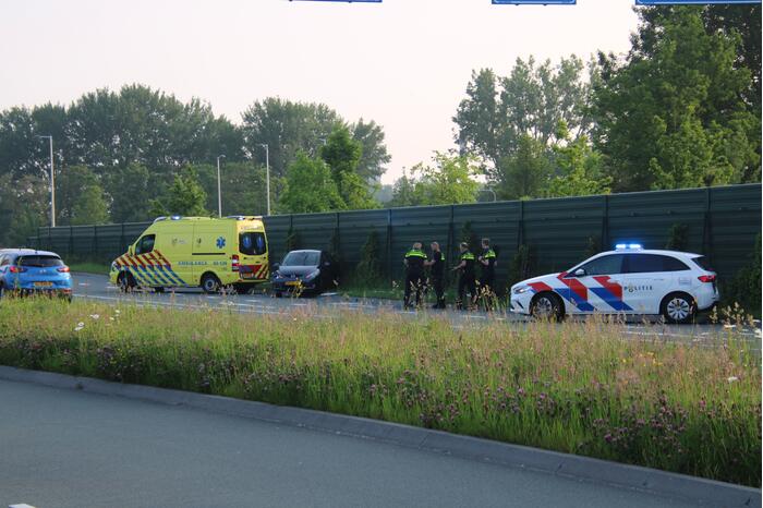 Auto eindigt tegen geluidswal