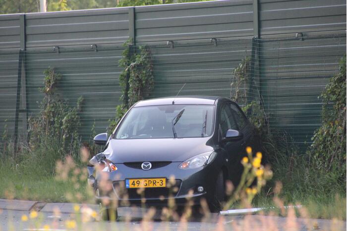 Auto eindigt tegen geluidswal