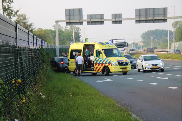 Auto eindigt tegen geluidswal