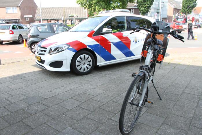 Moeder en kind gaan onderuit met fiets op rotonde