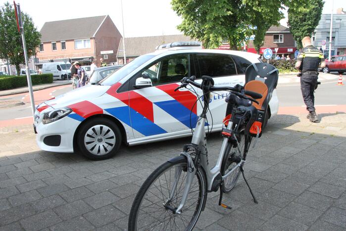 Moeder en kind gaan onderuit met fiets op rotonde
