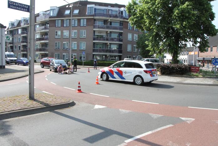 Moeder en kind gaan onderuit met fiets op rotonde