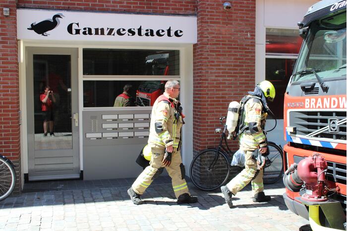 Brandweer doet onderzoek naar mogelijk rook in woning
