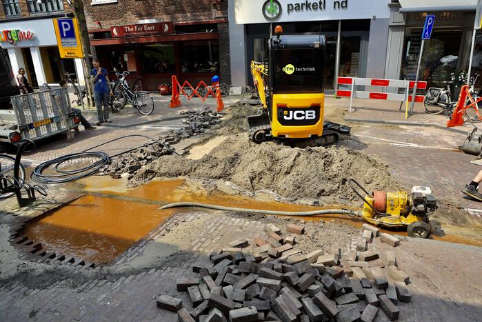 Sinkhole ontstaan bij waterleidingbreuk