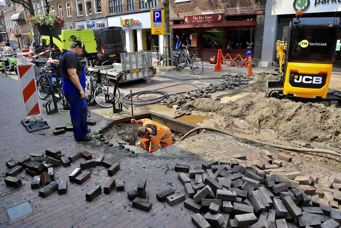 Sinkhole ontstaan bij waterleidingbreuk