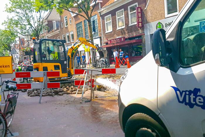 Sinkhole ontstaan bij waterleidingbreuk