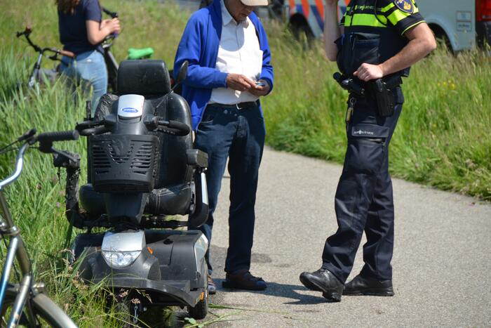 Scootmobiel belandt in sloot naast fietspad